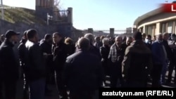Родственники пропавших без вести военнослужащих у здания Минобороны, 24 ноября 2020 г. 
