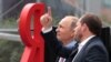 Президент Росії Володимир Путін відвідує офіс компанії «Яндекс» у Москві, 2017 рік. Екскурсію йому проводить Аркадій Волож (праворуч)