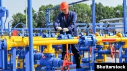 Сотрудник на вводе в эксплуатацию установки подготовки газа на нефтегазоконденсатном месторождении.
