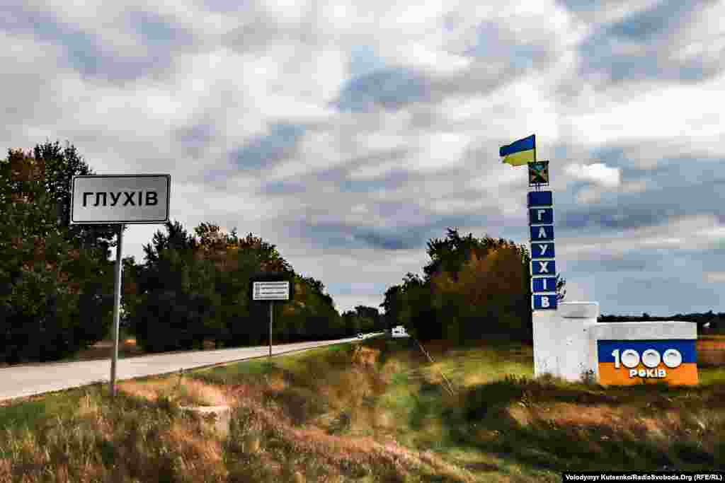 Місто Глухів, яке має понад тисячолітню історію, зазвичай рідко з’являється у загальноукраїнських новинах. Востаннє про нього широко говорили після гучної перемоги Мішеля Терещенка на посаду мера міста у 2015 році з результатом у 66 відсотків підтримки виборців. Саме рід Терещенків на початку ХХ століття відіграв ключову роль у розбудові міста: цукрозаводчики-меценати будували для місцевих жителів вулиці та дороги, будинки та школи, лікарні і церкви