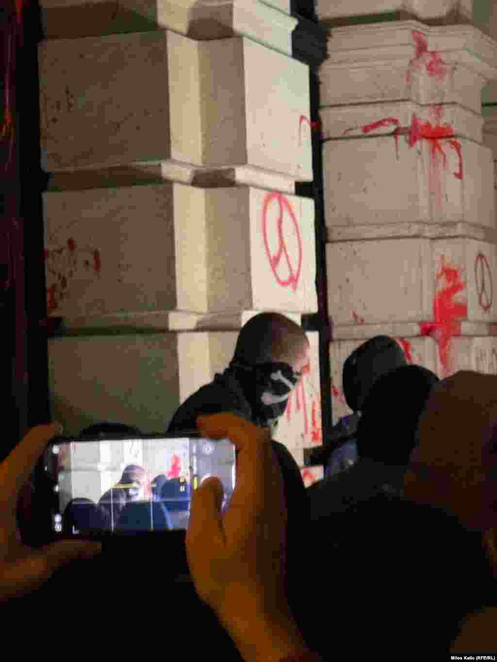 Neki od maskiranih muškaraca, koji su bacali kamenice na sedište gradske vlasti, lomili su i kamere za video-nadzor. 