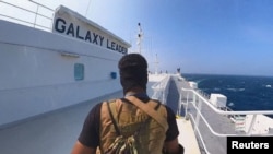 Боец от бунтовниците хути на товарния кораб Galaxy Leader в Червено море, на борда на който има българи