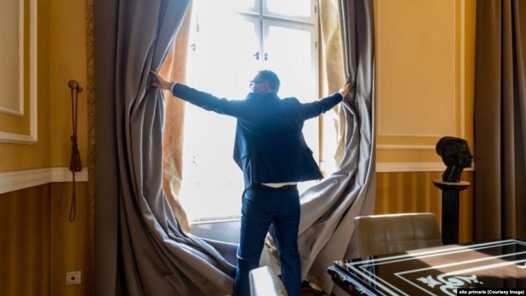 Imagine simbolică a transparentizării Primăriei Timișoara distribuită de primarul Dominic Fritz