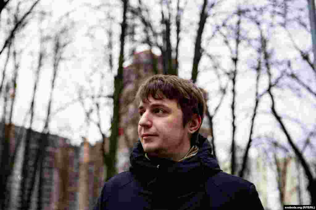 «Мы хацелі зрабіць менавіта негвалтоўную акцыю. Проста сабраліся добраўпарадкаваць наш раён, каб у нас застаўся парк. На наш погляд, выканкам прыняў незаконнае рашэньне. І мы супраць гэтага. Па гэтай праблеме не было грамадзкіх слуханьняў. Усё гэта разам вымусіла нас выйсьці ў сквэр і павесіць гэтыя шалікі», – кажа мясцовы жыхар Дзяніс.