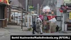 Хасид йде вулицею, неподалік могили цадика Нахмана 