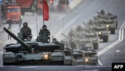 Rusiyanın T-90M tankları Qələbə paradının məşqi zamanı Moskvanın mərkəzindən keçir.
